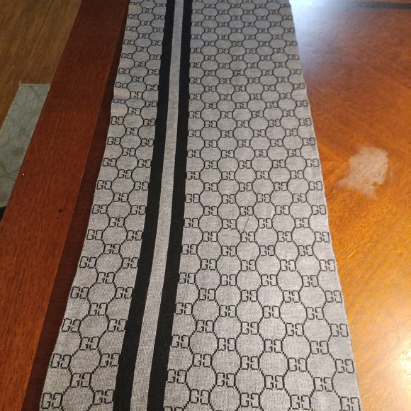 Black and Gray Patterned Scarf - Picture 11 of 16